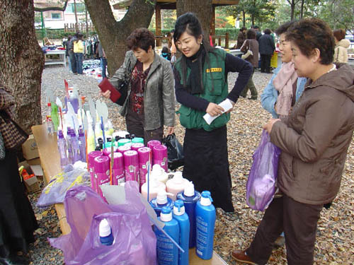 "정말 싸네요!" 호계문창교회에서 마련한 '생활용품' 코너가 주부들의 인기를 끌었다. 